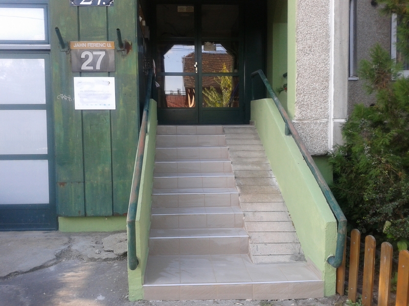 Jókai-Jahn Ferenc utca bejárati lépcsők felújítása